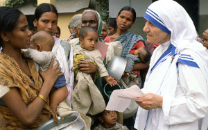 Mother Teresa with mothers and children at her mission in Calcutta, India, 1980 Photo Rex Features